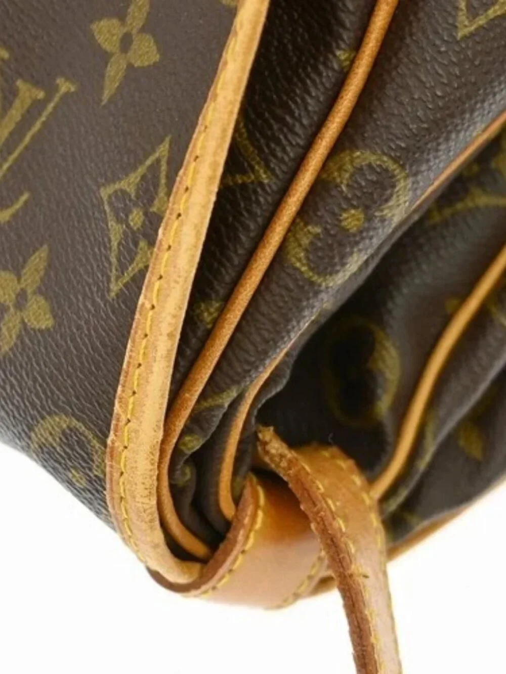 Louis Vuitton outside 	ab